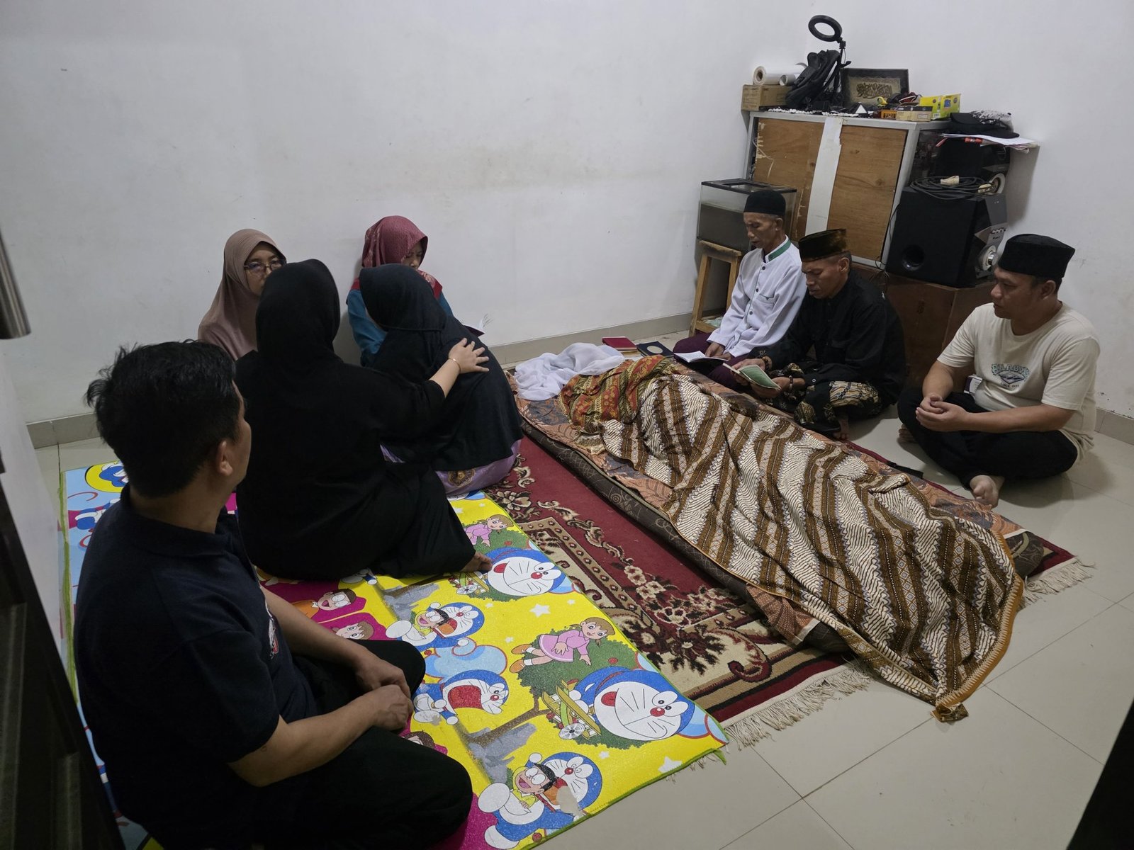 Wujud Kepedulian dan Solidaritas, Kepala Desa Ciangsana H. Udin Saputra Takziah ke Rumah Duka Komar bin H. Saban