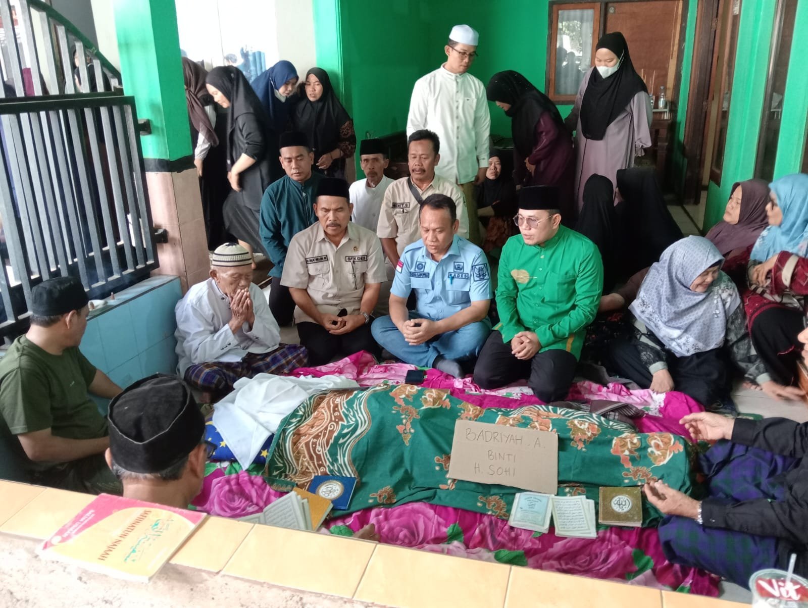 Kepedulian Tanpa Batas! Kepala Desa Ciangsana Takziah ke Rumah Duka Almh. Ustadzah Badriah, Hadir Membawa Doa dan Penguatan bagi Keluarga