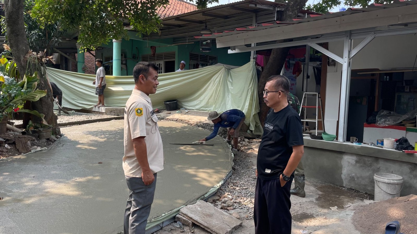 Kawal Pembangunan Infrastruktur, Pemdes Ciangsana Bersama BPD Monitoring Betonisasi Jalan di Pabuaran Wetan